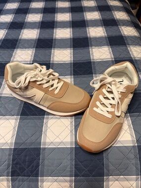 Very G Women's Tan & Cream Low-Top Sneakers Brand New never worn out of house